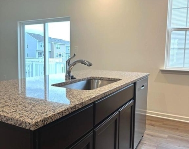 93 Stafford Pl - Photo Thumbnail 13