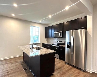 93 Stafford Pl - Photo Thumbnail 4