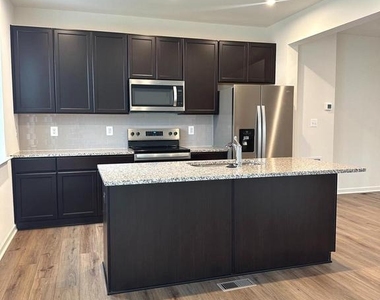 93 Stafford Pl - Photo Thumbnail 3