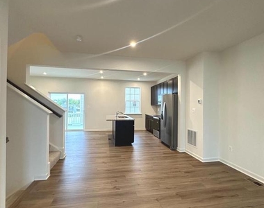 93 Stafford Pl - Photo Thumbnail 5