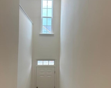 93 Stafford Pl - Photo Thumbnail 2