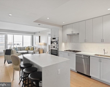 925 N Fairfax Street - Photo Thumbnail 4