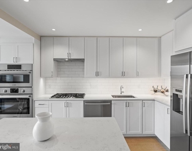 925 N Fairfax Street - Photo Thumbnail 8