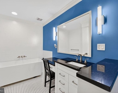 1300 Army Navy Drive - Photo Thumbnail 12