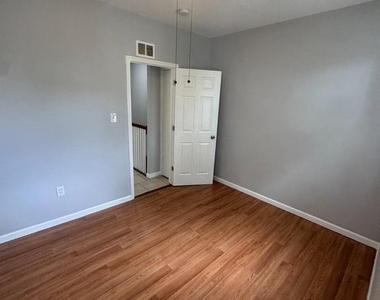 24 Abbottsford Avenue - Photo Thumbnail 10