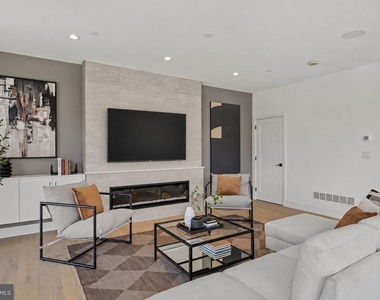 527 Brown Street - Photo Thumbnail 1