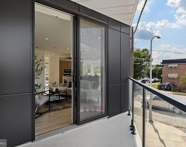 527 Brown Street - Photo Thumbnail 5