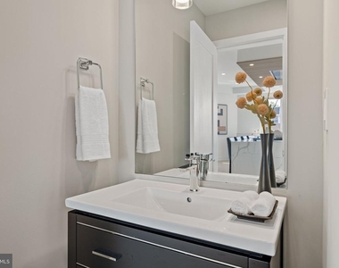 527 Brown Street - Photo Thumbnail 18