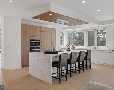 527 Brown Street - Photo Thumbnail 10