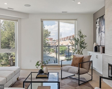 527 Brown Street - Photo Thumbnail 2