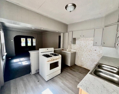 5856 Barrett Street - Photo Thumbnail 7