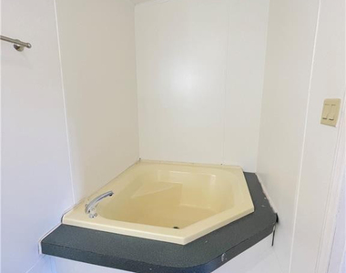 424 Washington Lane - Photo Thumbnail 23