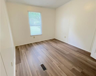 424 Washington Lane - Photo Thumbnail 18