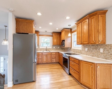 617 Oak Lane - Photo Thumbnail 8
