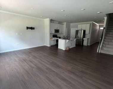 282 Paramount Drive - Photo Thumbnail 2