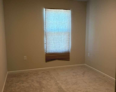 282 Paramount Drive - Photo Thumbnail 16