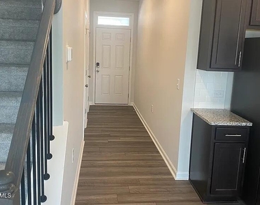 282 Paramount Drive - Photo Thumbnail 9