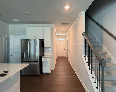 282 Paramount Drive - Photo Thumbnail 5