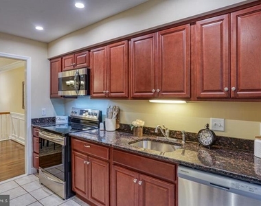 807 Stockbridge Drive - Photo Thumbnail 3