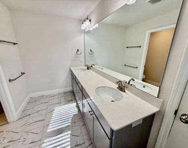 204 Stone River Drive - Photo Thumbnail 17