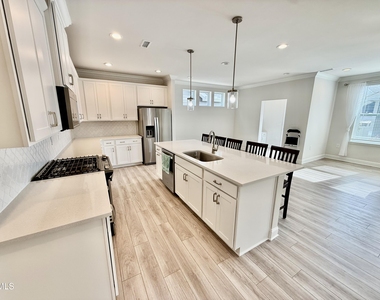 204 Stone River Drive - Photo Thumbnail 7