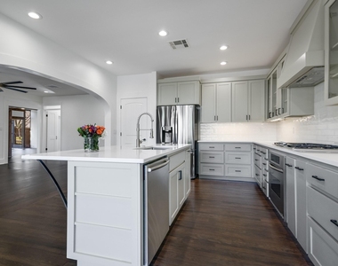 2704 Oakhurst Ave - Photo Thumbnail 8