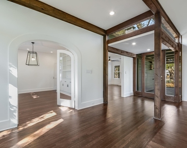 2704 Oakhurst Ave - Photo Thumbnail 2