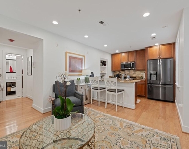 424 E Capitol Street Ne - Photo Thumbnail 4