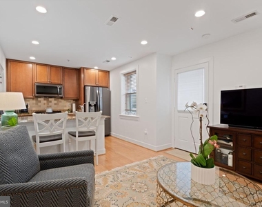 424 E Capitol Street Ne - Photo Thumbnail 5