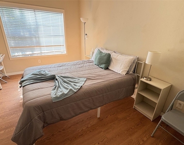 915 W 23rd St - Photo Thumbnail 4