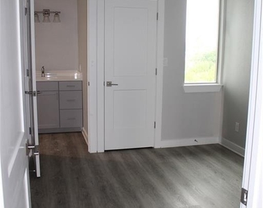 2301 Hancock Ave - Photo Thumbnail 5
