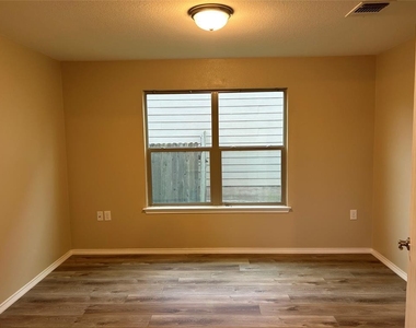9001 Bird Brook Ln - Photo Thumbnail 14