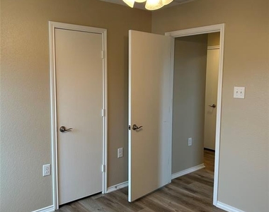 9001 Bird Brook Ln - Photo Thumbnail 13