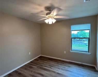 9001 Bird Brook Ln - Photo Thumbnail 11