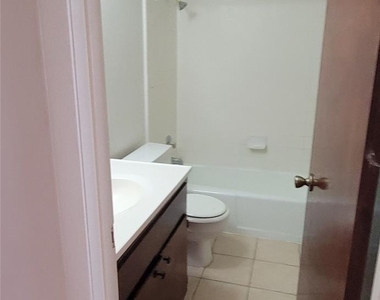1221 W Hopkins St - Photo Thumbnail 11