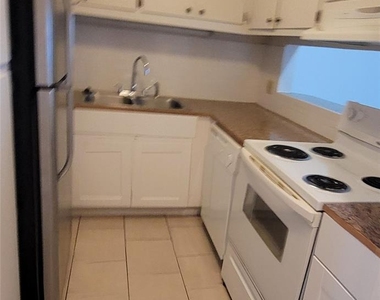 1221 W Hopkins St - Photo Thumbnail 1