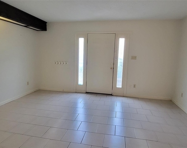 1221 W Hopkins St - Photo Thumbnail 5