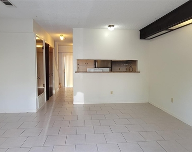 1221 W Hopkins St - Photo Thumbnail 4