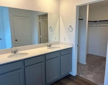 607 Water Way Ave - Photo Thumbnail 3