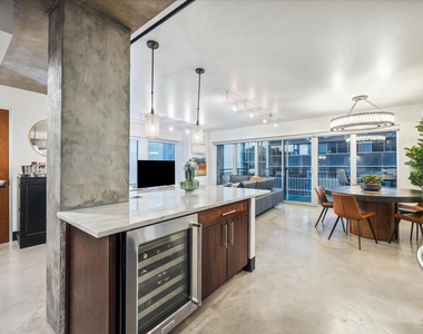 800 Brazos St - Photo Thumbnail 2