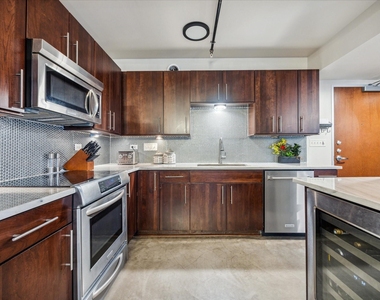 800 Brazos St - Photo Thumbnail 6