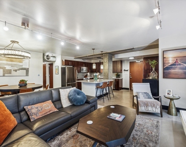 800 Brazos St - Photo Thumbnail 4