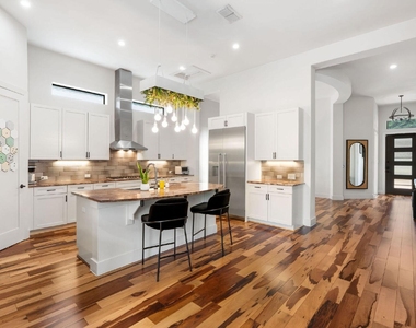 1102 W Monroe St - Photo Thumbnail 7