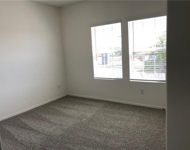 720 Mallow Rd - Photo Thumbnail 3