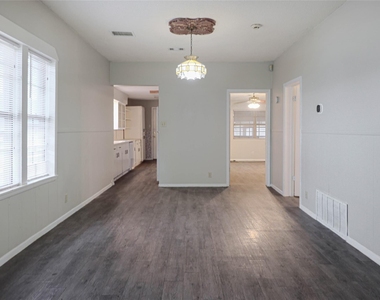 2318 Willow St - Photo Thumbnail 4