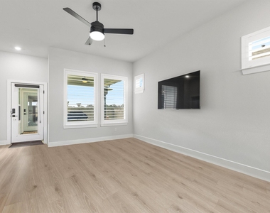 107 Breda Ave - Photo Thumbnail 12