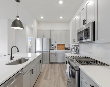 107 Breda Ave - Photo Thumbnail 8