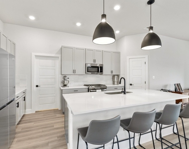 107 Breda Ave - Photo Thumbnail 7