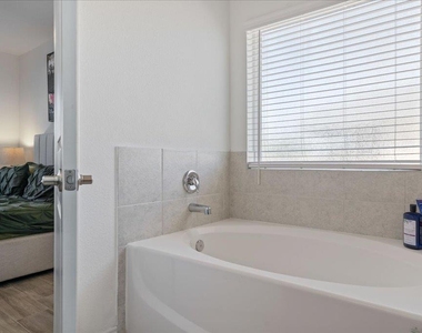 9015 Lookse Ln - Photo Thumbnail 15