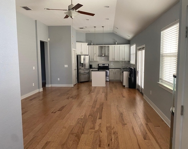 7205 Tybalt St - Photo Thumbnail 3